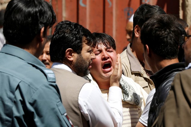 Familiares de vítimas se desesperam após homem-bomba matar 57 pessoas em Cabul, Afeganistão - 22/04/2018
