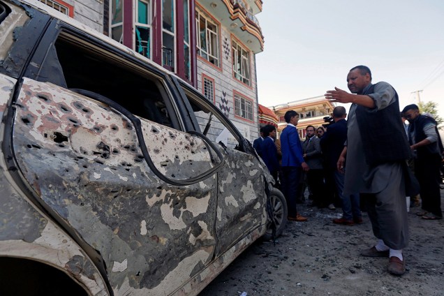 Carro é destruído após atentado com homem-bomba em Cabul, Afeganistão - 22/04/2018