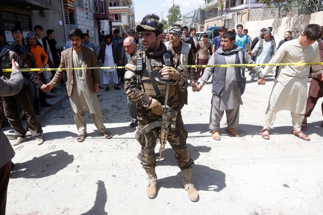 Soldado cerca local do atentado com homem-bomba em Cabul, Afeganistão - 22/04/2018