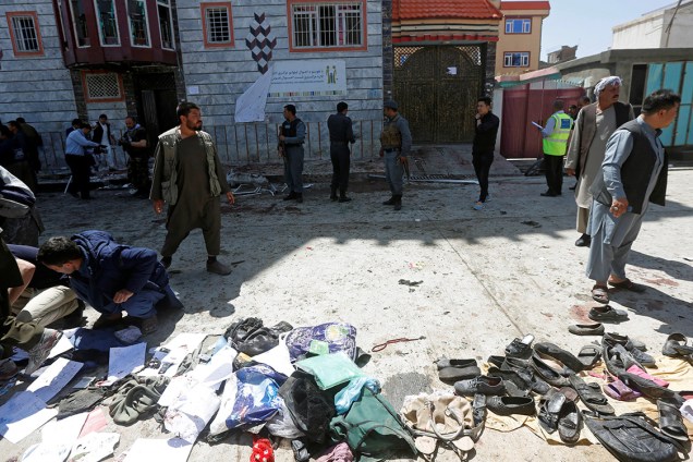 Vestimentas são vistas no local da explosão em Cabul, Afeganistão - 22/04/2018