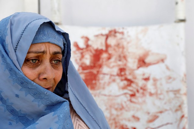 Mulher lamenta mortes em um hospital de Cabul, após um ataque suicida matar ao menos 57 pessoas, no Afeganistão  - 22/04/2018