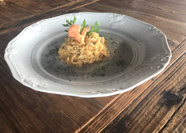 Prato principal: Risoto de cogumelos shimeji e hiratake mais salmão, molho roti e parmesão (os cogumelos e o salmão são produzidos na região) Prato principal: Risoto de cogumelos shimeji e hiratake mais salmão, molho roti e parmesão (os cogumelos e o salmão são produzidos na região)