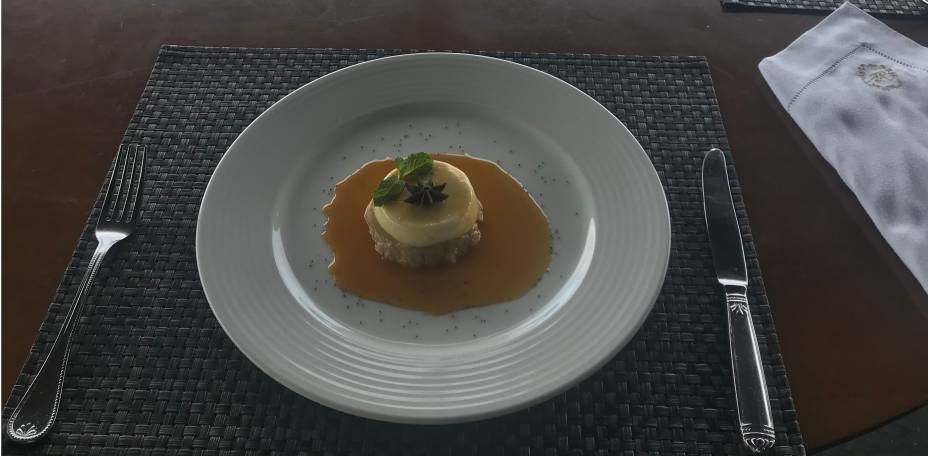 Sobremesa: Gelado de banana cremoso com calda portuguesa