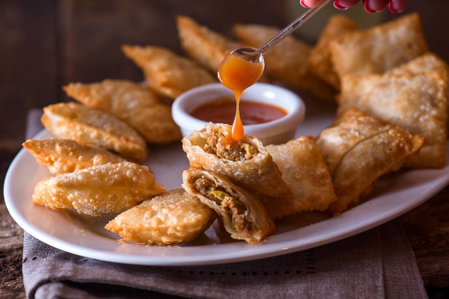 Porção de pastéis cuiabanos: carne, ovos e azeitona no recheio