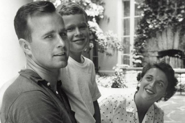 Barbara Bush ao lado do filho George W. Bush e do marido George Bush, em 1955