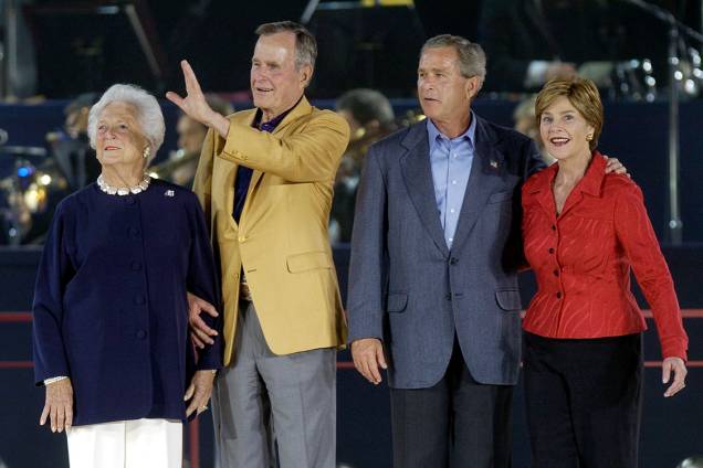 Barbara Bush e George Bush posam ao lado do filho, presidente George W. Bush e da primeira-dama Laura Bush, em 2004
