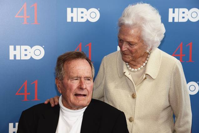 A ex-primeira-dama Barbara Bush ao lado do ex-presidente George Bush, em 2012