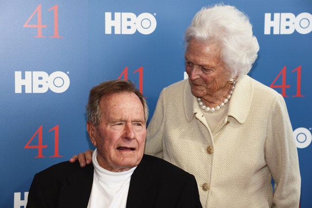 A ex-primeira-dama Barbara Bush ao lado do ex-presidente George Bush, em 2012
