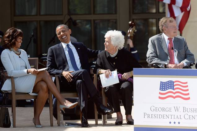 Barbara Bush conversa com o presidente Barack Obama e a primeira-dama Michelle Obama, em 2013