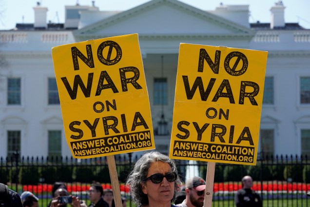 Manifestantes contra o ataque militar por parte dos Estados Unidos à Síria se reúnem em frente a Casa Branca, em Washington D.C durante protesto - 14/04/2018