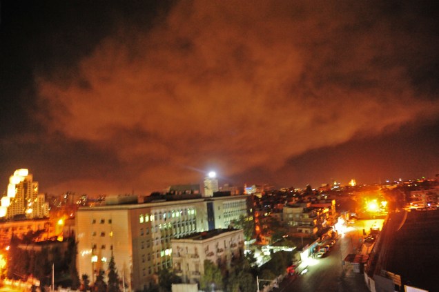 A imagem do site oficial da Agência de Notícias Árabe Síria mostra uma explosão na região de Damasco, durante o bombardeio realizado nas bases militares sírias e centros de pesquisa química, dentro e ao redor da capital. Por ordem dos Estados Unidos em parceria com a França e Reino Unido - 14/04/2018