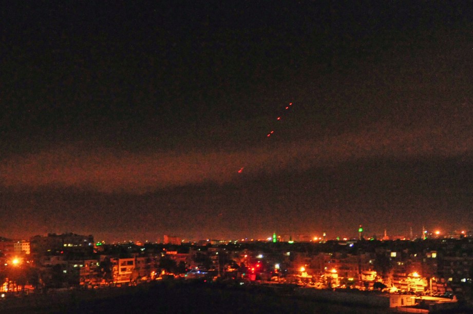 A imagem do site oficial da Agência de Notícias Árabe Síria mostra rastros de mísseis disparados contra as bases militares e de pesquisa química sírias em Damasco - 14/04/2018