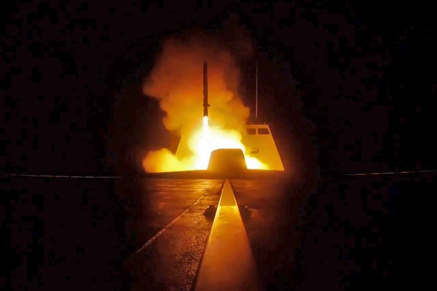 Uma foto divulgada pela unidade de produção e comunicação audiovisual da França (ECPAD) mostra o lançamento de um míssil em um navio militar francês no mar Mediterrâneo, com destino a alvos na Síria - 13/04/2018