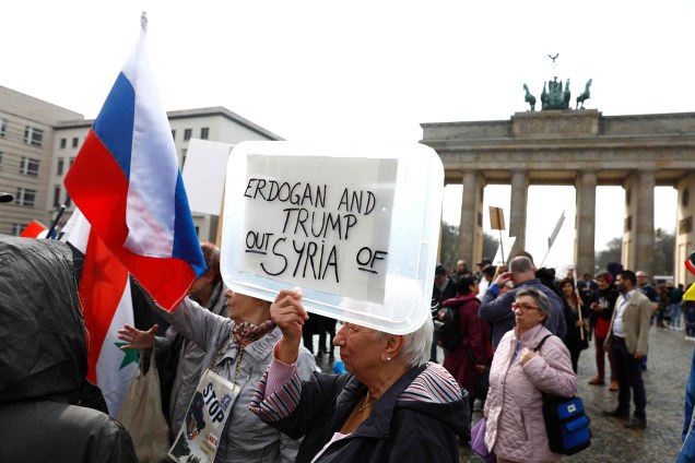Manifestantes se reúnem em Berlim, na Alemanha, para protestar contra os ataques militares na Síria - 14/04/2018