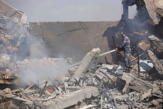 Um bombeiro é visto dentro do Centro de Pesquisa Científica destruído após o bombardeio de Estados Unidos, França e Reino Unido em Damasco, na Síria - 14/04/2018