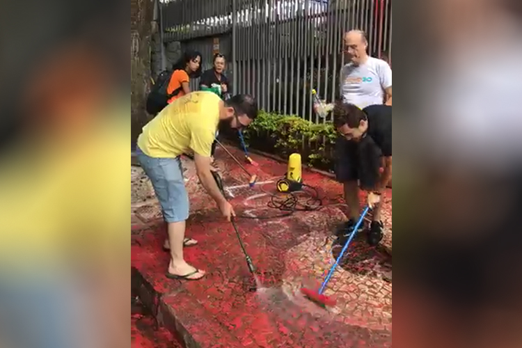 Membros do MBL realizam limpeza em prédio de Cármen Lúcia, na cidade de Belo Horizonte (MG) - 07/04/2018