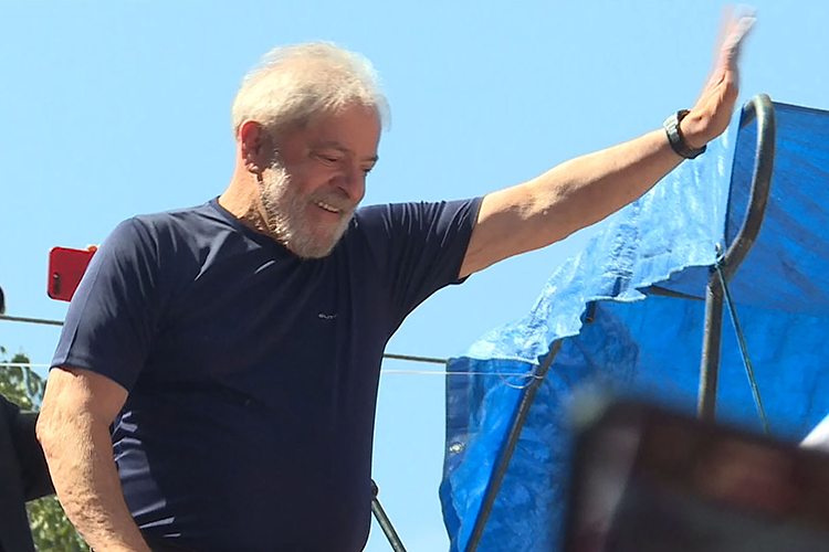 O ex-presidente Lula acena para militantes durante missa realizada em homenagem à Marisa Letícia, no Sindicato dos Metalúrgicos do ABC - 07/04/2018