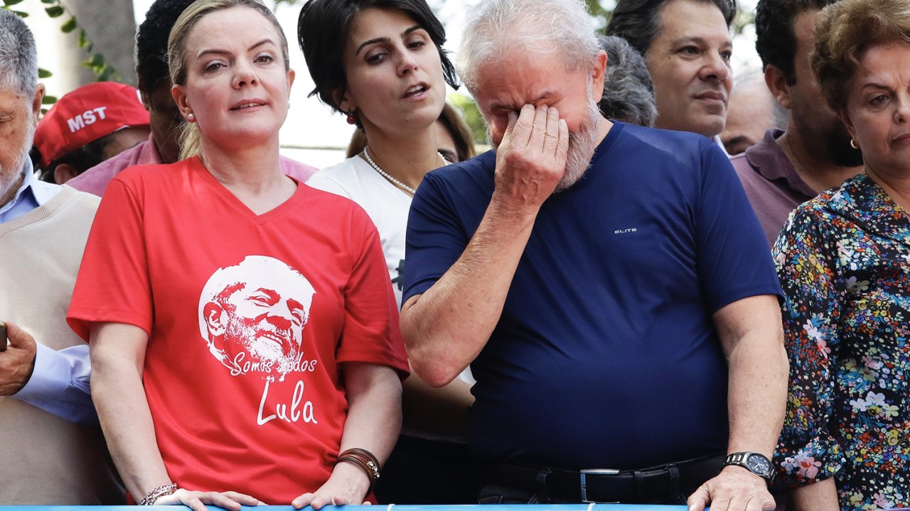 O ex-presidente Luiz Inácio Lula da Silva durante missa em homenagem ao aniversário de Marisa Letícia, que morreu em 2017 - 07/04/2018