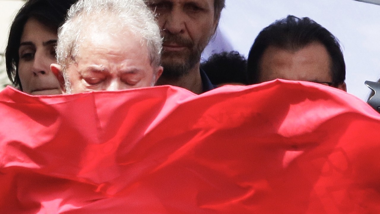 O ex-presidente Luiz Inácio Lula da Silva discursa para militantes após missa em homenagem ao aniversário de Marisa Leticia, que morreu em 2017 - 07/04/2018