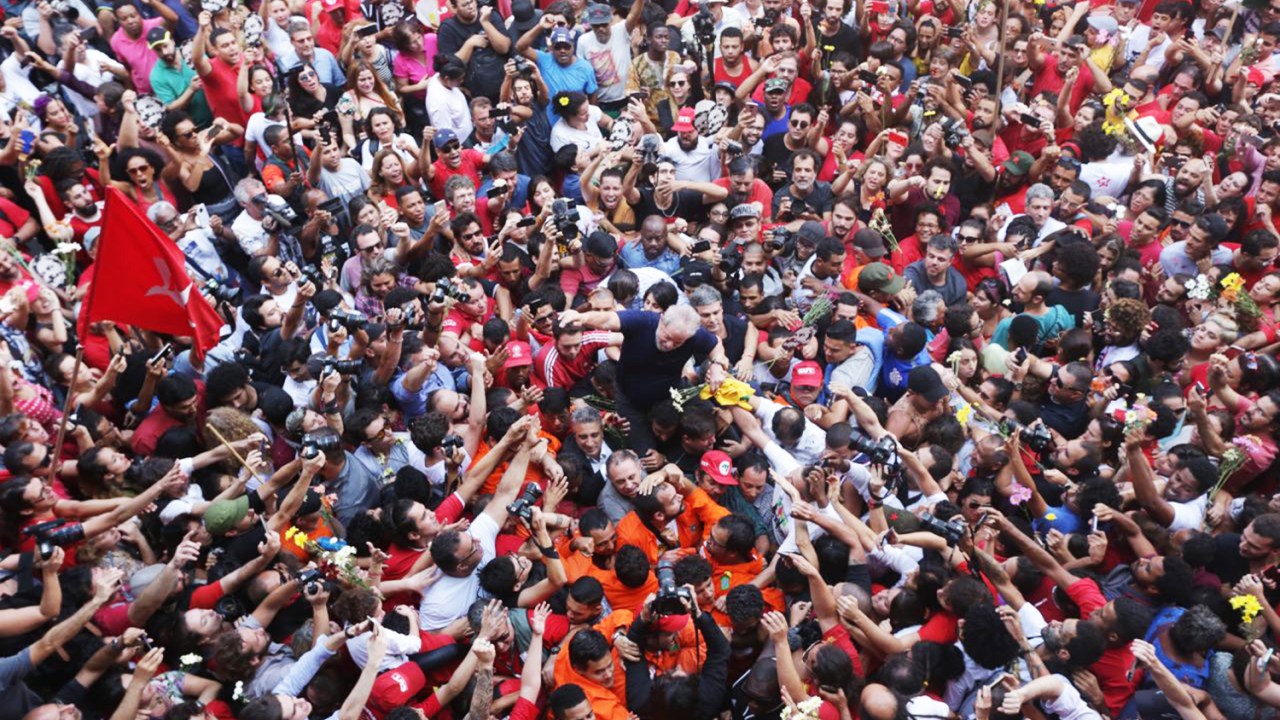O ex presidente Lula é carregado por apoiadores após discursar no Sindicato dos Metalúrgicos do ABC - 07/04/2018