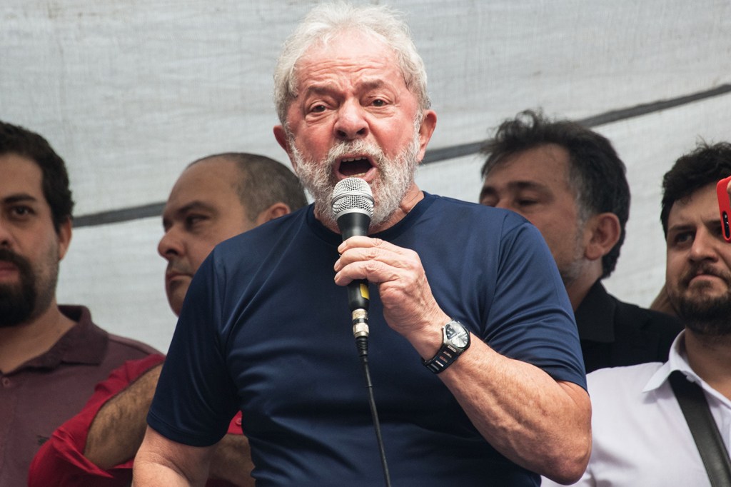 O ex-presidente Lula discursa para militantes em carro de som, no Sindicato dos Metalúrgicos do ABC - 07/04/2018