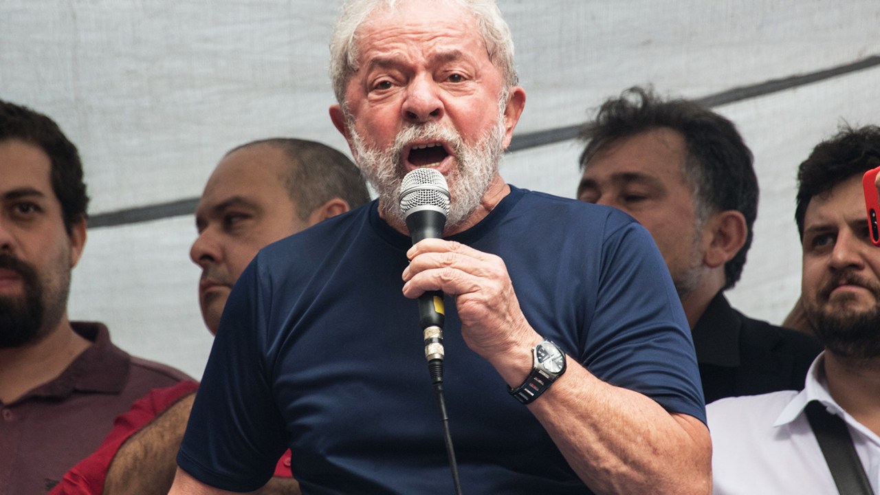 O ex-presidente Lula discursa para militantes em carro de som, no Sindicato dos Metalúrgicos do ABC - 07/04/2018