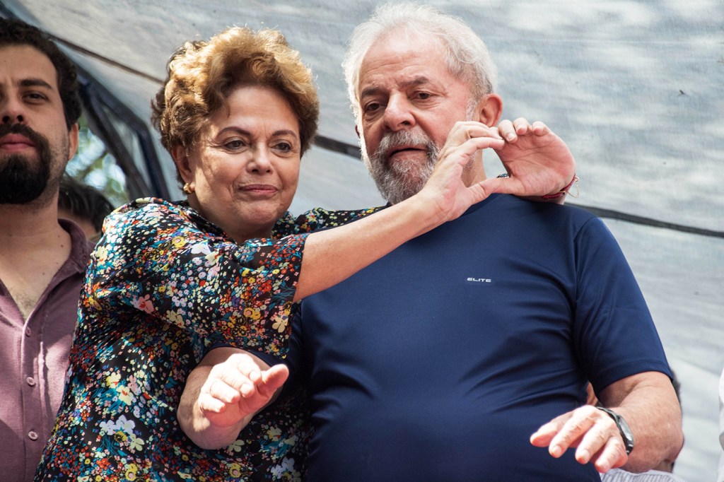 A ex-presidente Dilma Rousseff abraça o ex-presidente Lula, durante missa no Sindicato dos Metalúrgicos do ABC - 07/04/2018