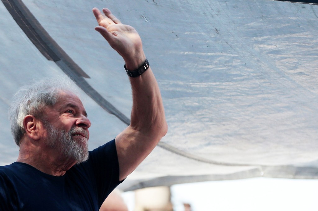 Lula em discurso no sindicato antes de se apresentar para ser preso