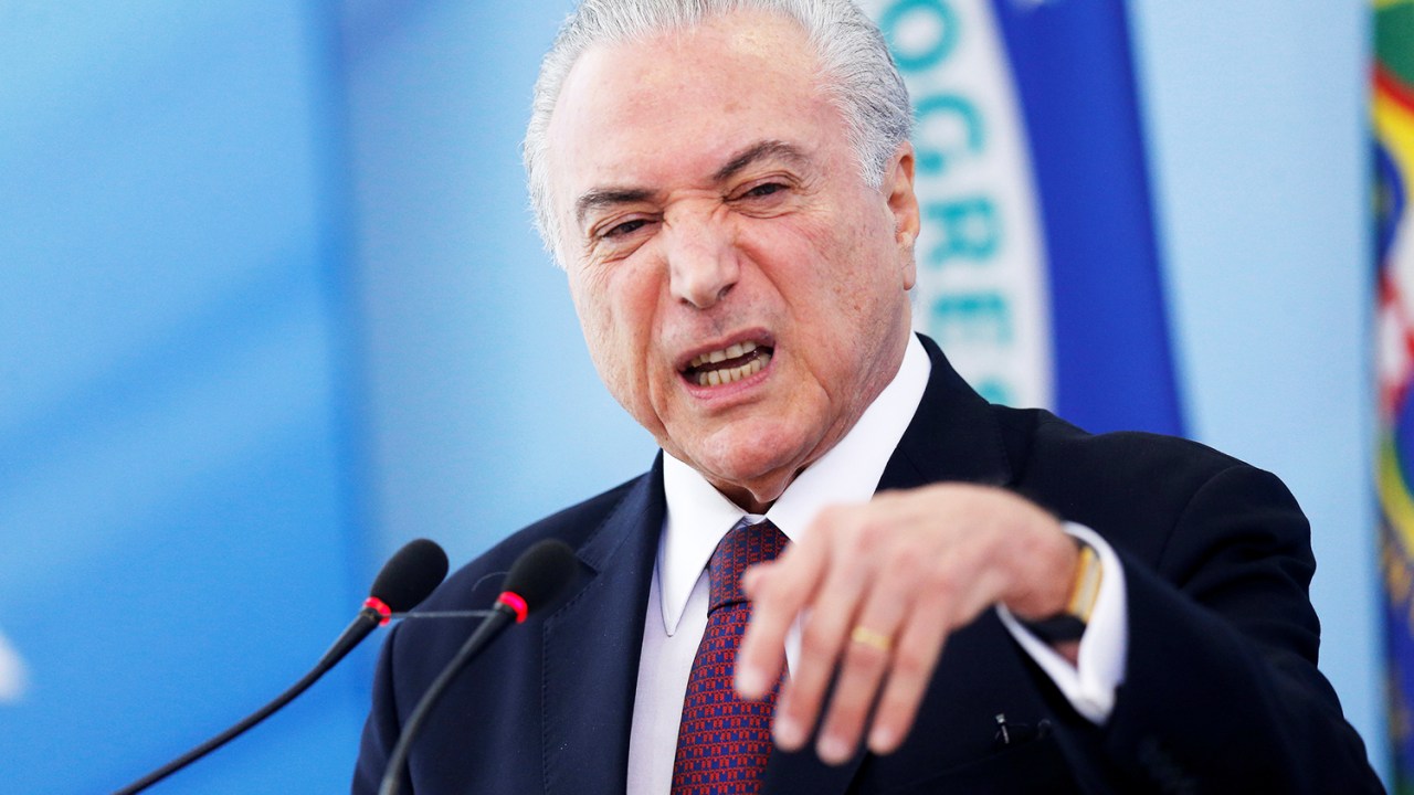 O presidente da República, Michel Temer, fala com jornalistas no Palácio do Planalto, em Brasília (DF) - 27/04/2018