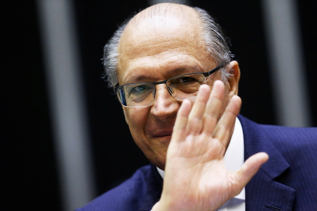 O pré-candidato à Presidência da República, Geraldo Alckmin (PSDB), acena durante sessão no Congresso Nacional, em Brasília (DF) - 25/04/2018