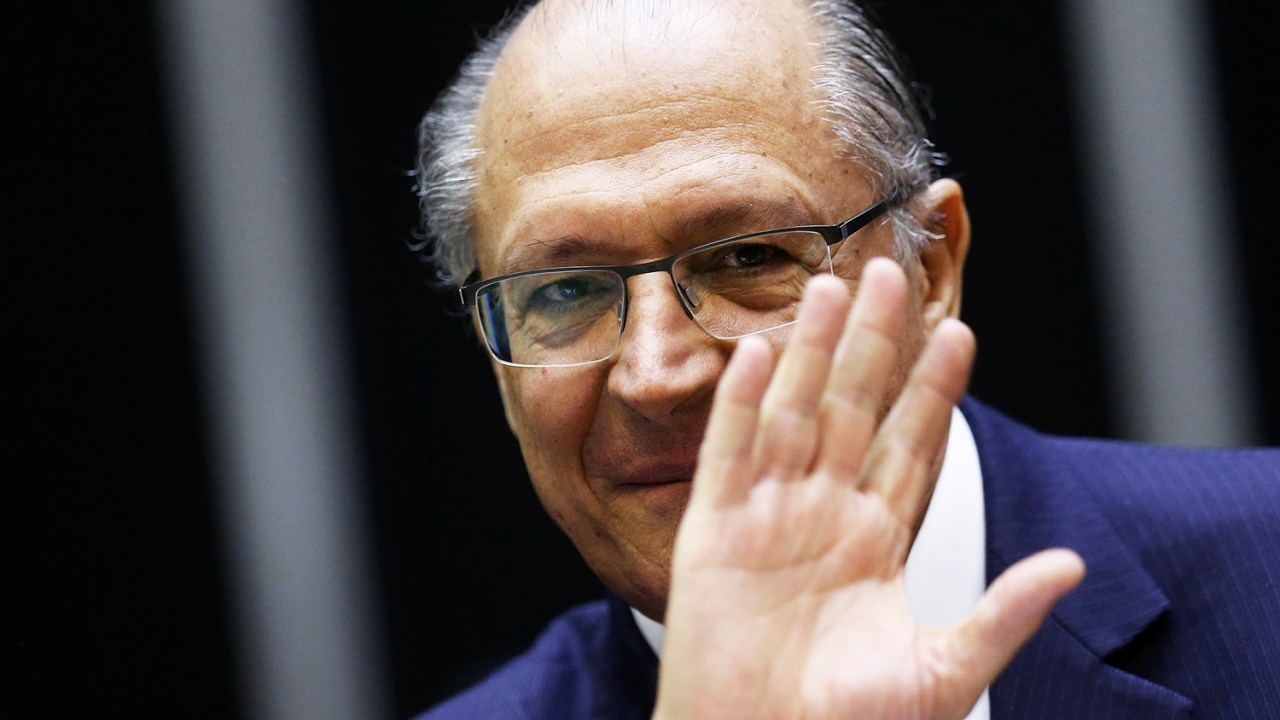 O pré-candidato à Presidência da República, Geraldo Alckmin (PSDB), acena durante sessão no Congresso Nacional, em Brasília (DF) - 25/04/2018