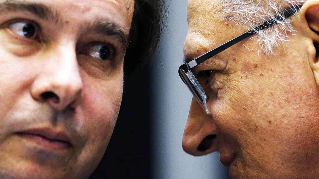 O presidente da Câmara dos Deputados, Rodrigo Maia, conversa com o pré-candidato à Presidência da República, Geraldo Alckmin (PSDB), durante sessão no Congreso Nacional, em Brasília (DF) - 25/04/2018