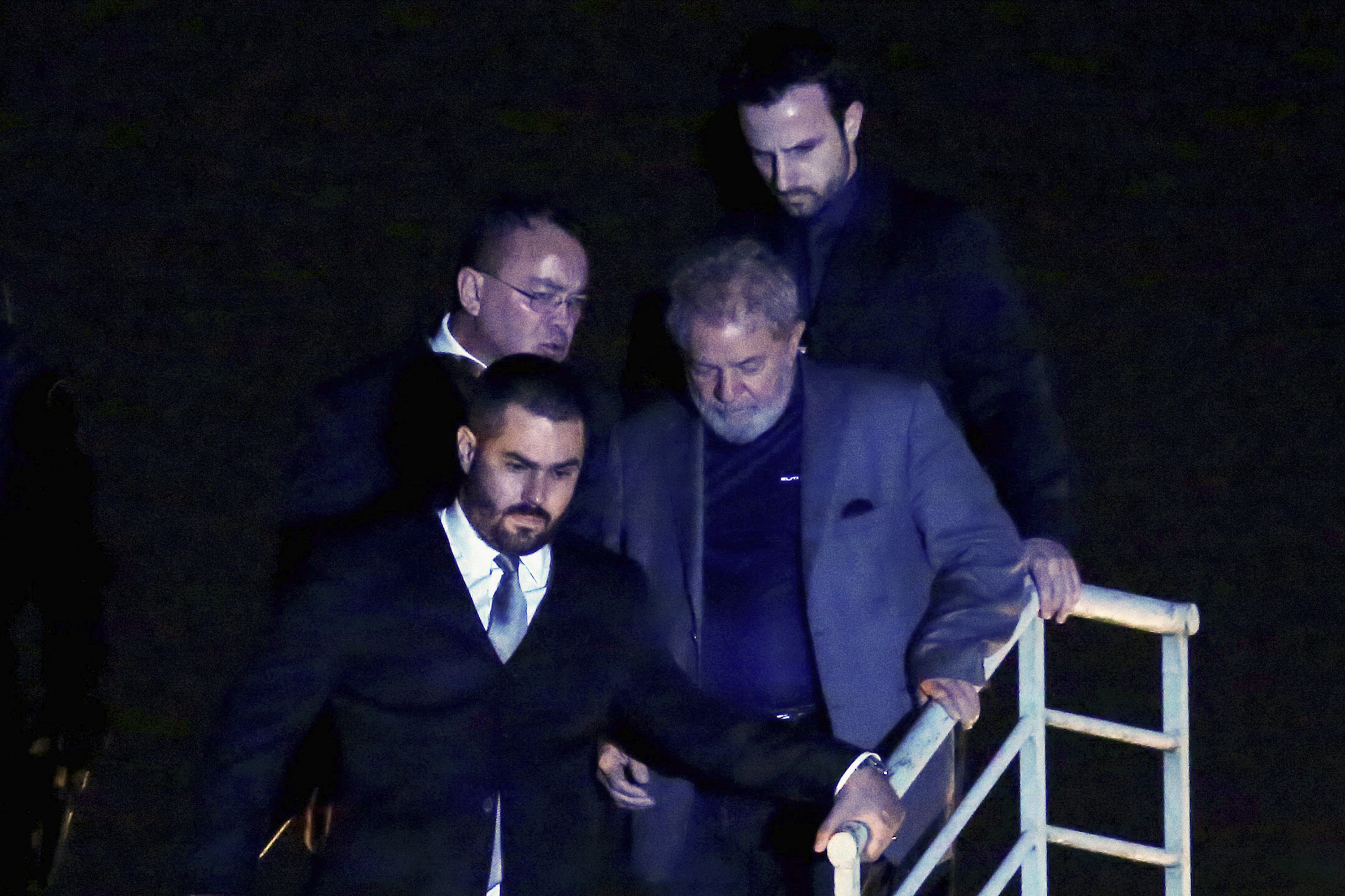Lula foi preso antes do término do processo no TRF4, diz defesa | VEJA