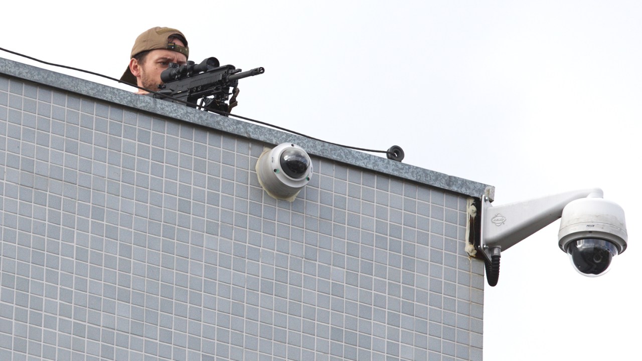 Atirador de elite é colocado no telhado do prédio da Polícia Federal em Curitiba (PR) - 06/04/2018