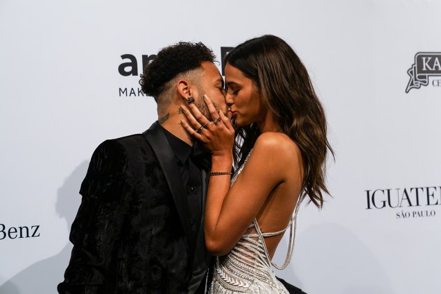 Neymar e Bruna Marquezine se beijam durante a chegada para o evento de gala amfAR 2018