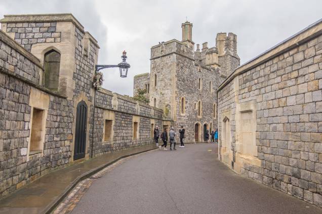 Vista de corredor turístico do Castelo de Windsor