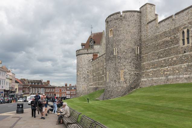 Rua Thammes no exterior do Castelo de Windsor Rua Thammes no exterior do Castelo de Windsor