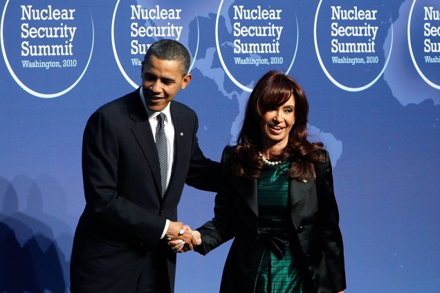Presidente Barack Obama cumprimenta a Presidente Cristina Fernández de Kirchner no encontro de Segurança Nuclear em Washington, D.C - 12/04/2010