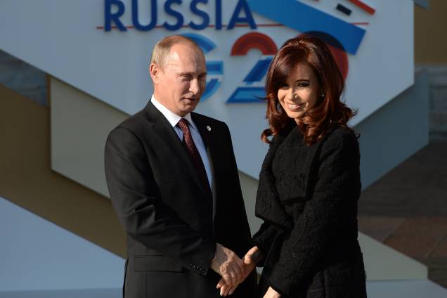 Presidente da Rússia Vladimir Putin cumprimenta a Presidente da Argentina Cristina Kirchner em encontro dos líderes do G20 na Russia - 05/09/2013