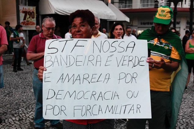 Manifestantes protestam contra o ex-presidente Lula nesta terça-feira (03), em Curitiba