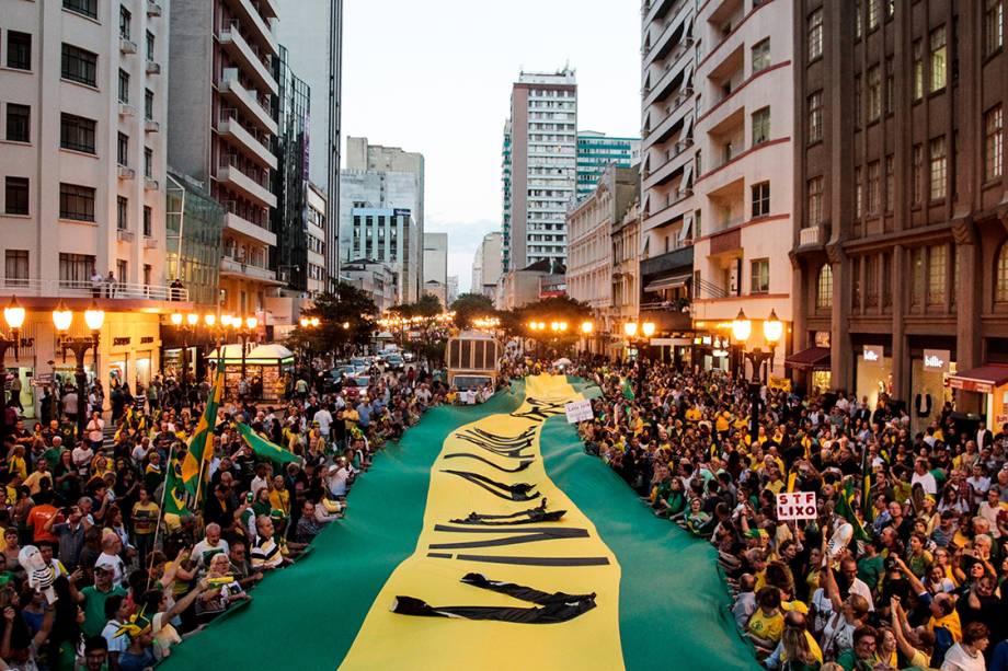 Manifestantes protestam contra o ex-presidente Lula nesta terça-feira (03), em Curitiba