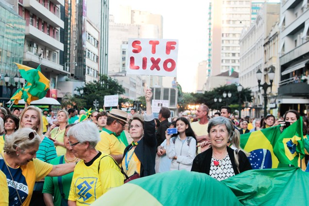 Manifestantes protestam contra o ex-presidente Lula nesta terça-feira (03), em Curitiba