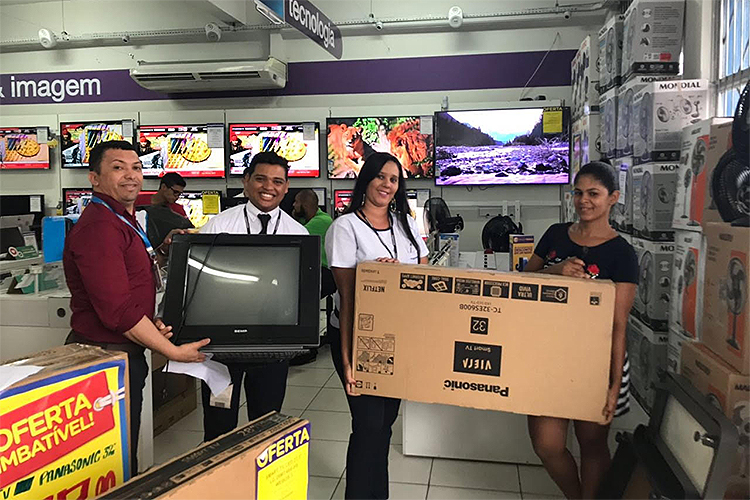 Clientes do Magazine Luiza trocam TV antiga por uma nova Clientes do Magazine Luiza trocam TV antiga por uma nova