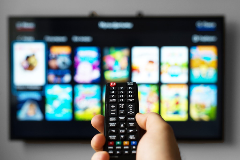 Acesso à internet pela TV cresce 40% em 2017, aponta IBGE, Economia