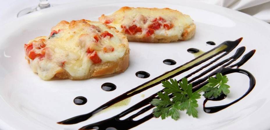 Entrada: Bruschetta alla napolitana (duas fatias de pão toscano tostadas em azeite com alho e depois assado com cobertura de tomate italiano em cubos, mussarela e búfala e manjericão)