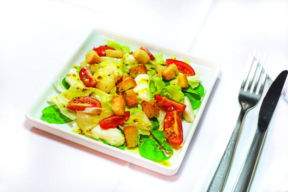 Entrada: Insalata Italiana (rúcula, alface com tomatinho grappe, muçarela de búfala ao vinagrete de Dijon)