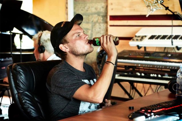 DJ Avicii bebe um refresco à base de café da primeira marca sueca a produzir este tipo de bebida, Mode Cold Brew - 18/02/2018
