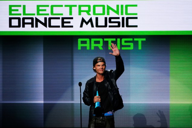 O DJ Avicii recebe o prêmio de artista favorito de música eletrônica no palco do 41º  American Music Awards em Los Angeles, Califórnia - 24/11/2013