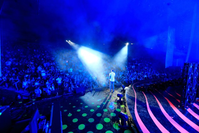 Avicii durante show no palco do 22º KROQ Weenie Roast no Verizon Wireless Music Center, em Irvine, Califórnia - 31/05/2014