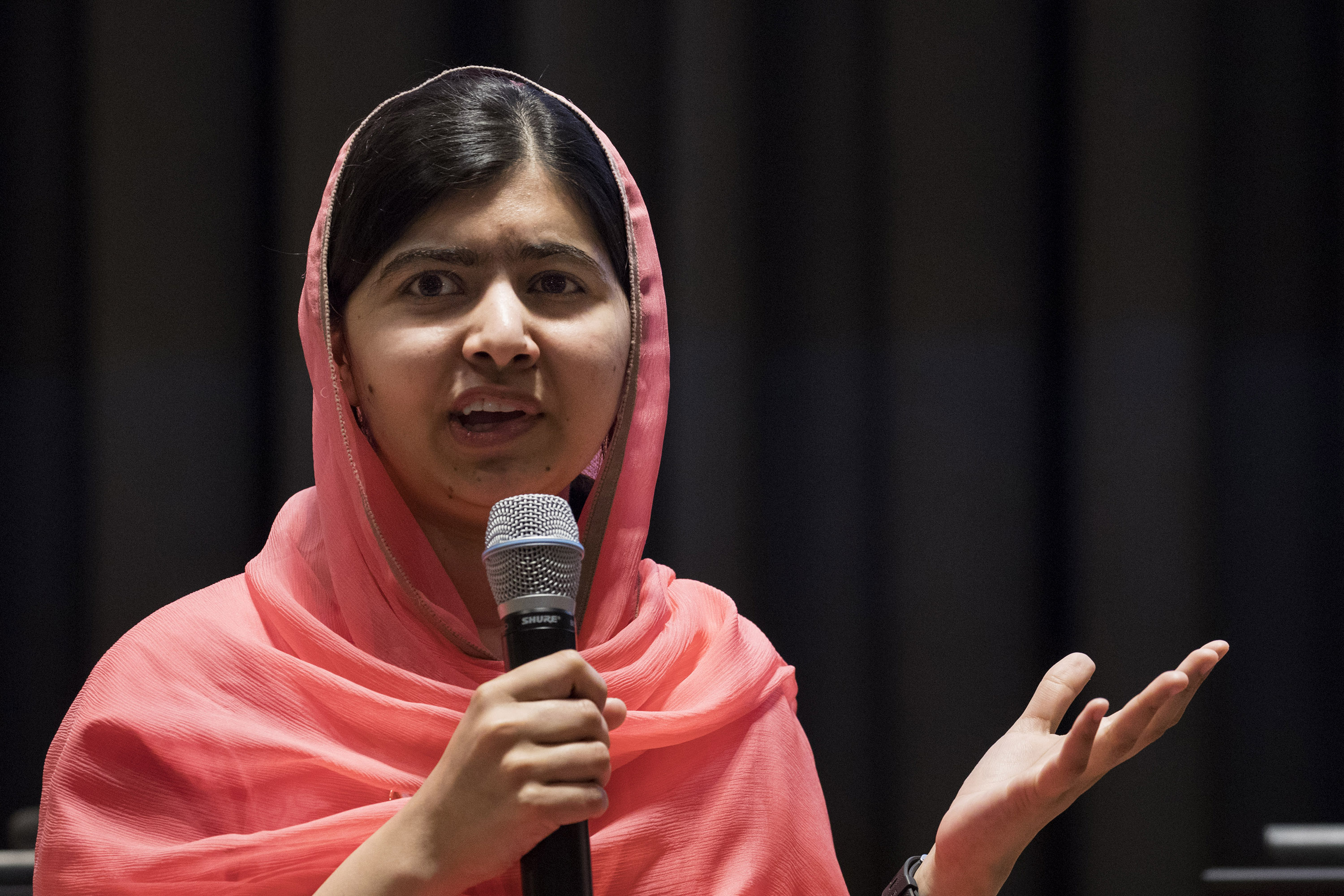 Baleada Pelo Talibã Malala Expressa Preocupação Com Avanço Do Grupo Veja 7158